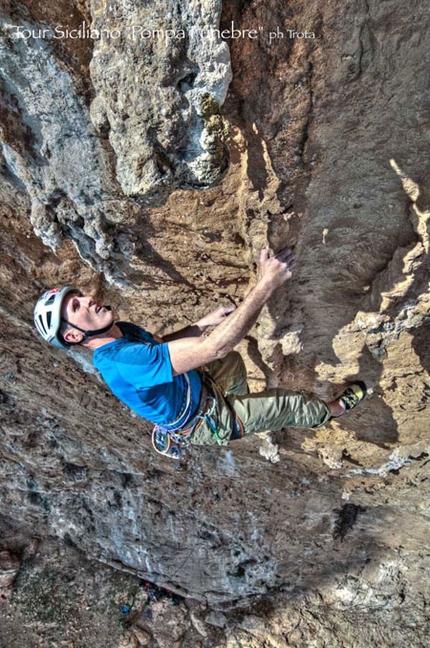 Pompa Funebre Monte Pellegrino - Parete dei Rotoli - Pompa Funebre: Rolando Larcher climbing Pompa funebre - Monte Pellegrino - Parete dei Rotoli, Sicily (ph GP Calzà)