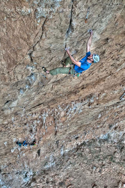 Pompa Funebre Monte Pellegrino - Parete dei Rotoli - Pompa Funebre: Rolando Larcher climbing Pompa funebre - Monte Pellegrino - Parete dei Rotoli, Sicily (ph GP Calzà)