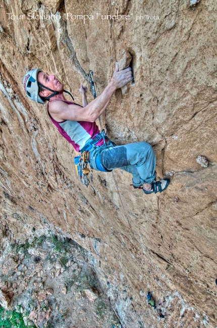 Pompa Funebre Monte Pellegrino - Parete dei Rotoli - Pompa Funebre: Luca Giupponi climbing Pompa funebre - Monte Pellegrino - Parete dei Rotoli, Sicily (ph GP Calzà)