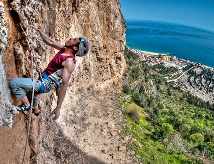 Pompa Funebre Monte Pellegrino - Parete dei Rotoli - Pompa Funebre: Luca Giupponi climbing Pompa funebre - Monte Pellegrino - Parete dei Rotoli, Sicily (ph GP Calzà)