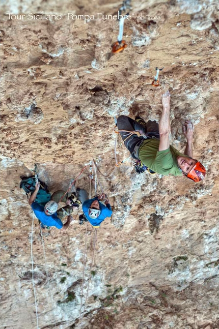 Pompa Funebre Monte Pellegrino - Parete dei Rotoli - Pompa Funebre: Nicola Sartori, Luca Giupponi and Rolando Larcher on Pompa funebre - Monte Pellegrino - Parete dei Rotoli, Sicily (ph GP Calzà)