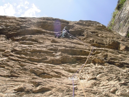 La tigre, il daino e il gladiatore Piccolo Dain - Parete del Limarò - La tigre, il daino e il gladiatore: Gianni establishing pitch 4, just before the difficult boulder section