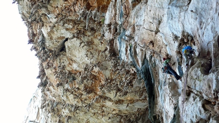 La Banda del Buco Monte Pellegrino - Antro della Perciata - La Banda del Buco: Nicola Sartori in partenza sul 2° tiro de La banda del buco - Antro della Perciata, Palermo, Sicilia