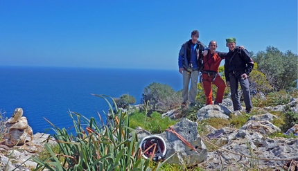 La Banda del Buco Monte Pellegrino - Antro della Perciata - La Banda del Buco: Luca Giupponi, Rolando Larcher e Nicola Sartori dopo la salita de La banda del buco in vetta Antro della Perciata, Palermo, Sicilia