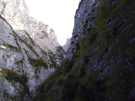 Via Ultimo Zar - Pale di San Lucano - Al centro della foto il bellissimo Pilastro Titan della via Ultimo Zar alla Prima Pala di San Lucano (Dolomiti).