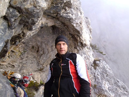 Via Ultimo Zar - Pale di San Lucano - Marc Anghileri dopo il bivacco della prima solitaria della via Ultimo Zar alla Prima Pala di San Lucano (Dolomiti)