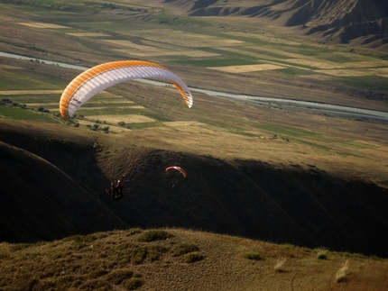 Mount Kyzyl Asker 2011 - In parapendio sopra la valle Djety Orguz, Kirghizistan