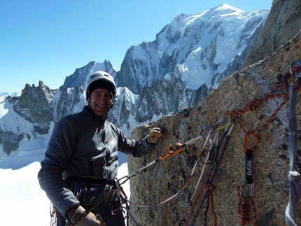 Stelle e Tempeste Petit Clocher du Tacul - satelliti Mont Blanc du Tacul - Stelle e Tempeste: Maurizio Oviglia in cima (ph Giorda)