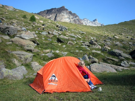 Granatina Rocca di Verra - Val d'Ayas - Granatina: Campo base in tenda al Pian di Verra (ph Matteo Giglio)