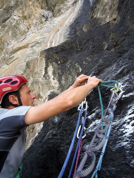 Granatina Rocca di Verra - Val d'Ayas - Granatina: Posizionamento di una sosta della via Granatina alla Rocca di Verra (ph Alessandra Gianatti)