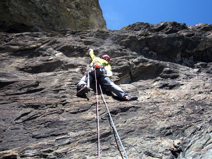 Granatina Rocca di Verra - Val d'Ayas - Granatina: In apertura sul decimo tiro della via Granatina alla Rocca di Verra (ph Alessandra Gianatti)