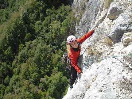 Momento Libero Sasso Rosso - Momento Libero: Angela Carraro on P4 of Momento Libero, Sasso Rosso, Valbrenta - Canal di Brenta (ph arch. A. Roverato)