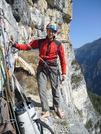 Momento Libero Sasso Rosso - Momento Libero: Alessio Roverato in sosta dopo L4 di Momento Libero, Sasso Rosso, Valbrenta - Canal di Brenta (ph arch. A. Roverato)