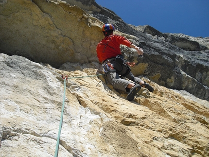 Momento Libero Sasso Rosso - Momento Libero: Alessio Roverato su L6 di Momento Libero, Sasso Rosso, Valbrenta - Canal di Brenta (ph arch. A. Roverato)