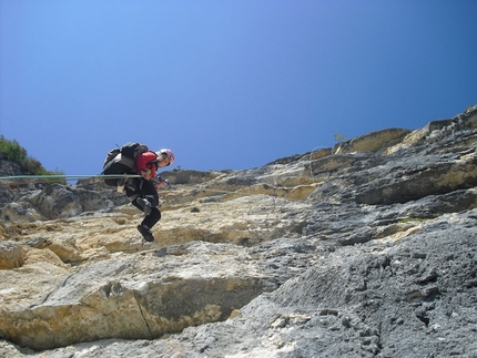 Momento Libero Sasso Rosso - Momento Libero: Angela Carraro in corda doppia su Momento Libero, Sasso Rosso, Valbrenta - Canal di Brenta (ph arch. A. Roverato)