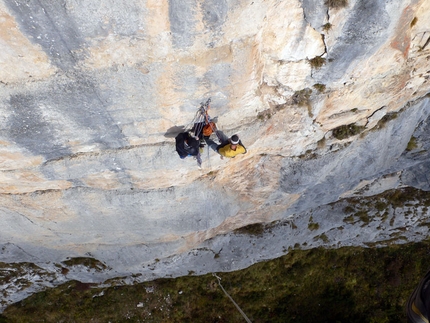 Shakti Monte Coppolo - Shakti: In sosta su Shakti 8b+/8c, Picco delle Aquile, M.te Coppolo, Valnuvola (ph Giampaolo Corona)