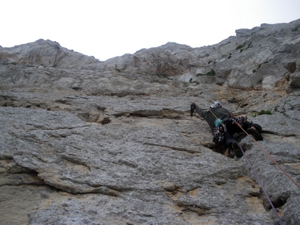 Stella di periferia Monte Gallo - Stella di periferia: Massimo Flaccavento in apertura sul terzo tiro durante il primo tentativo su Stella di Periferia - Punta Baloo, Monte Gallo, Palermo (ph. Flaccavento-Barbagallo)