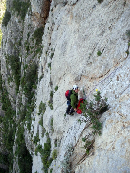 Stella di periferia Monte Gallo - Stella di periferia: Giuseppe Barbagallo sulla sosta del terzo tiro durante il primo tentativo su Stella di Periferia - Punta Baloo, Monte Gallo, Palermo (ph. Flaccavento-Barbagallo)