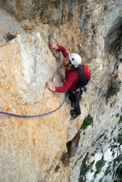 Stella di periferia Monte Gallo - Stella di periferia: Giuseppe Barbagallo sul quinto tiiro nel secondo tentativo su Stella di Periferia - Punta Baloo, Monte Gallo, Palermo (ph. Flaccavento-Barbagallo)