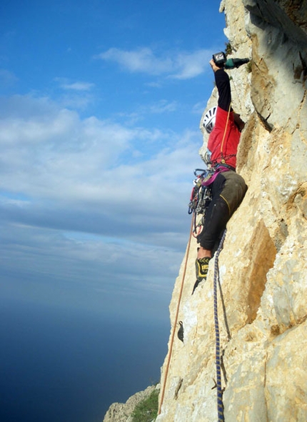 Stella di periferia Monte Gallo - Stella di periferia: Massimo Flaccavento sul settimo tiro nel secondo tentativo su Stella di Periferia - Punta Baloo, Monte Gallo, Palermo (ph. Flaccavento-Barbagallo)