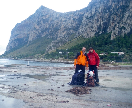 Stella di periferia Monte Gallo - Stella di periferia: Massimo Flaccavento e Giuseppe Barbagallo al ritorno dalla Punta Baloo dopo aver aperto Stella di Periferia - Punta Baloo, Monte Gallo, Palermo (ph. Flaccavento-Barbagallo)