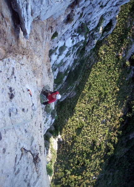 Stella di periferia Monte Gallo - Stella di periferia: Giuseppe Barbagallo in sosta alla fine del quinto tiro durante la prima libera di Stella di Periferia - Punta Baloo, Monte Gallo, Palermo (ph. Flaccavento-Barbagallo)