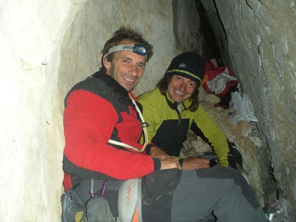 Via del gran diedro Prima Lacrima - Ilk gözyaşı - Via del gran diedro: Bivacco in apertura della via Del Gran Diedro, Prima Lacrima, Turchia (archivio G. Rosada)