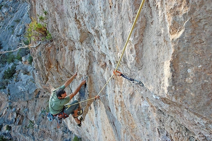 Millennium Bug Grotta di Millennium - Millennium Bug: Maurizio Oviglia esce dal terzo tiro, non è ancora finita e cadere significa pendolare nel vuoto.