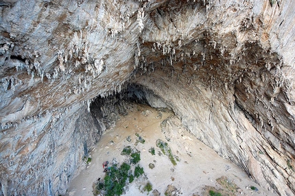 Millennium Bug Grotta di Millennium - Millennium Bug: Vista impressionante di Millennium appesi alle corde.