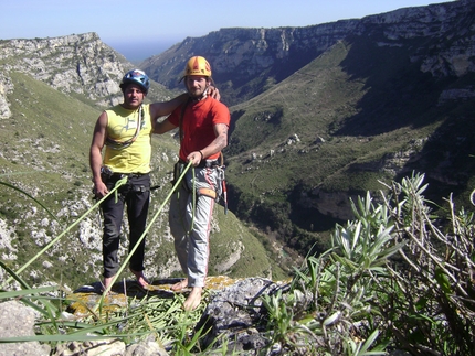 Rosa dei venti Cava Grande del Cassibile - Rosa dei venti: Gabriele Puccia e Giorgio Iurato in cima