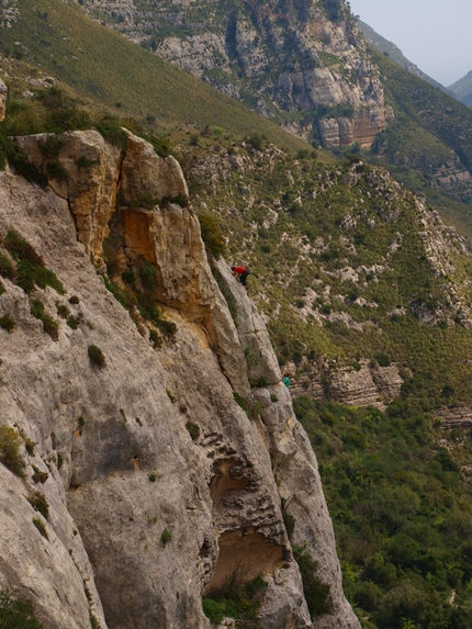 Rosa dei venti Cava Grande del Cassibile - Rosa dei venti: Giorgio Iurato on pitch 3 during the first free ascent