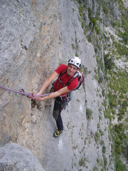 Sognatori allo sbaraglio Rocca Calanna - Sognatori allo sbaraglio: Giuseppe Barbagallo sul terzo tiro di Sognatori allo sbaraglio durante l'apertura della via.