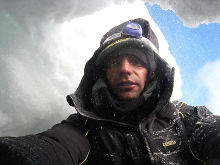 Bhagirathi III e IV, Garhwal, Himalaya, India - Daniele Nardi su Il seme della follia... (fa l'albero della saggezza) aperta nel settembre del 2011 da daniele Nardi e Roberto Delle Monache sul Bhagirathi.