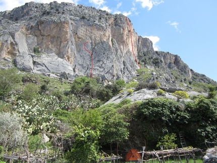 Sognatori allo sbaraglio Rocca Calanna - Sognatori allo sbaraglio: Il nostro campo base e il tracciato delle vie da noi aperte.