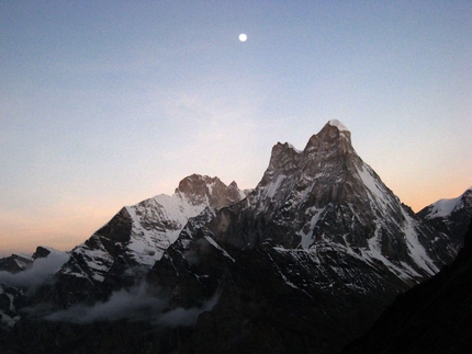 Bhagirathi III e IV, Garhwal, Himalaya, India - Su Il seme della follia... (fa l'albero della saggezza) aperta nel settembre del 2011 da daniele Nardi e Roberto Delle Monache sul Bhagirathi.