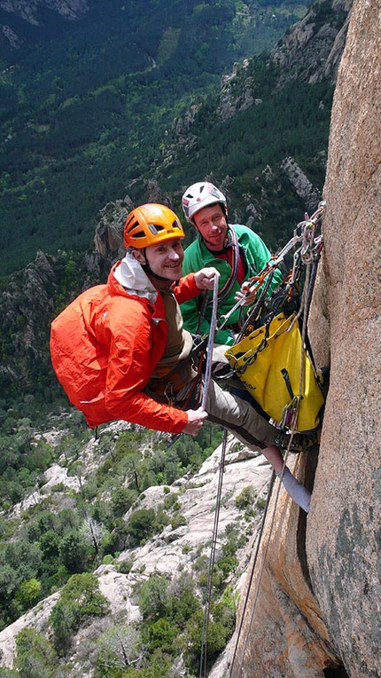 A Tafunata Galattica Contrafforti di Punta A Muvra - A Tafunata Galattica: Nicola Sartori e Luca Giupponi, alla sosta di Tafunata Galattica - Foto Maurizio Oviglia