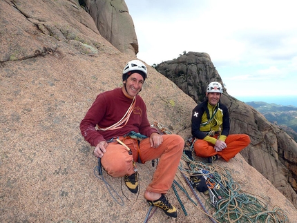 A Tafunata Galattica Contrafforti di Punta A Muvra - A Tafunata Galattica: Maurizio Oviglia e Rolando Larcher sulla cima di Tafunata Galattica - Foto Luca Giupponi