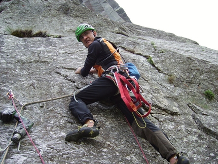 I migliori anni della nostra vita Parete Trono di Osiride - I migliori anni della nostra vita: Elio Bonfanti in apertura su L5 di I migliori anni della nostra vita alla Parete del Trono di Osiride, Vallone di Sea (arch. Bonfanti)