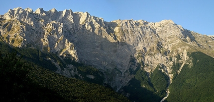 Inferno con vista Pilastro Montevecchi, Monte Camicia - Inferno con vista: Inferno con vista, parete N Pilastro Montevecchi al Monte Camicia, 1967m. Apertura: G. Basile, C. Iurisci e S. Supplizi a comando alternato,  19 e 20(solo discesa) luglio 2012