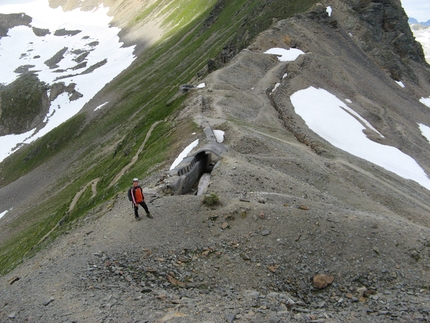 Traversata Piz Umbrail - Punta di Rims  Piz Umbrail - Traversata Piz Umbrail - Punta di Rims : Resti di fortificazioni di guerra alla Forcola di Rims