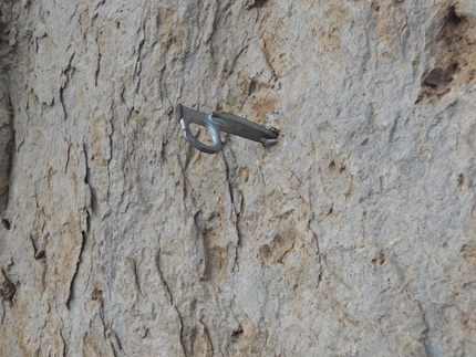 Pilastro Parmenide Cima dell’Auta Orientale - Pilastro Parmenide: Chiodo del 2010 sul Pilastro Parmenide (foto Giorgio Travaglia)