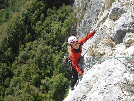 Momento Libero - Sasso Rosso - Angela Carraro su L4 di Momento Libero, Sasso Rosso, Valbrenta - Canal di Brenta