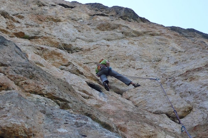 Via Africa Torre delle Mëisules Est - Via Africa: Martin Dejori sul secondo tiro della Via Africa, Torre delle Mesules Est, Dolomiti