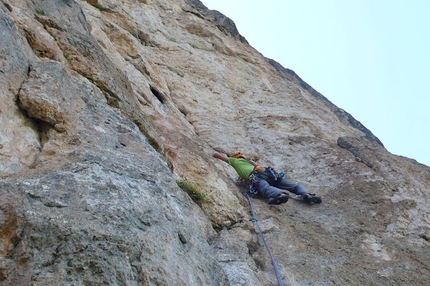 Via Africa Torre delle Mëisules Est - Via Africa: Martin Dejori sul secondo tiro della Via Africa, Torre delle Mesules Est, Dolomiti