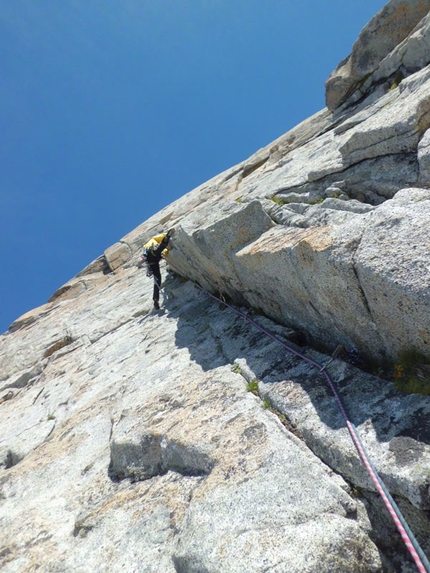 Techno Progressive Carè Alto, Prima Gobba Monte Folletto - Techno Progressive: Techno Progressive (260m, VI+, VII+ con un tratto di A1) parete Ovest della Prima Gobba del Carè Alto, Adamello)