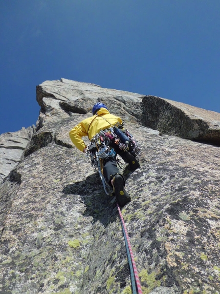 Techno Progressive Carè Alto, Prima Gobba Monte Folletto - Techno Progressive: Techno Progressive (260m, VI+, VII+ con un tratto di A1) parete Ovest della Prima Gobba del Carè Alto, Adamello)