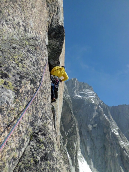 Techno Progressive Carè Alto, Prima Gobba Monte Folletto - Techno Progressive: Techno Progressive (260m, VI+, VII+ con un tratto di A1) parete Ovest della Prima Gobba del Carè Alto, Adamello)