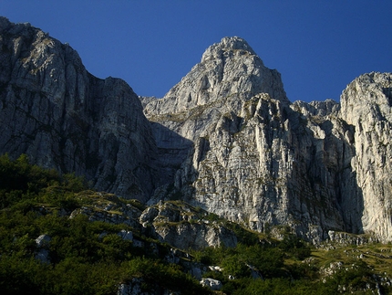 Violazione di Domicilio Il Tempio, Monte Sirente - Violazione di Domicilio: La cuspide de Il Tempio appena usciti dal Bosco di Valle Petrosa