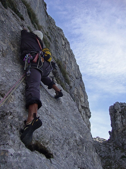 Violazione di Domicilio Il Tempio, Monte Sirente - Violazione di Domicilio: Domenico con un lancio ad una terrosa fessura supera il tratto che aveva bloccato Cristiano