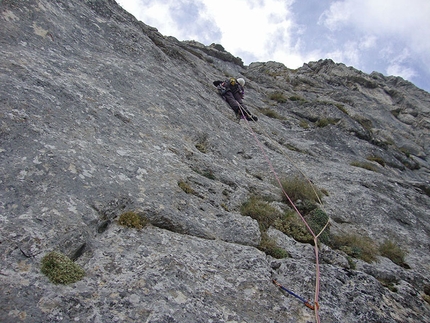 Violazione di Domicilio Il Tempio, Monte Sirente - Violazione di Domicilio: Altre 2h30 per sono necessarie per terminare il tiro successivo (4°), nella foto Domenico è impegnato nel tratto chiave 4° tiro, VII)